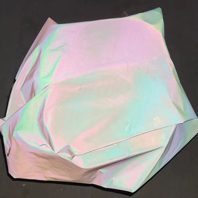 Weißes Ausdehnungs-Glühen im dunkles Polyester-Gewebe-Vinylschillernden Hologramm leuchtend