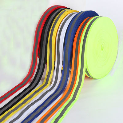 Versieht röhrenförmiges reflektierendes gewebtes Material gesponnener reflektierender Bügel grüne Streifen mit einem Band