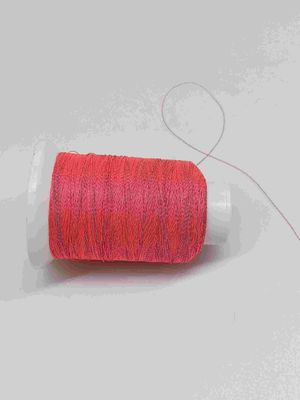 Rosa heller Stickerei-reflektierender Faden-Strickgarn benutzt in den Kleidungs-Hut-Taschen