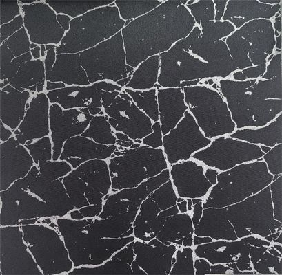 Ein leuchtendes, unregelmäßig gestaltetes schwarzes Tuch